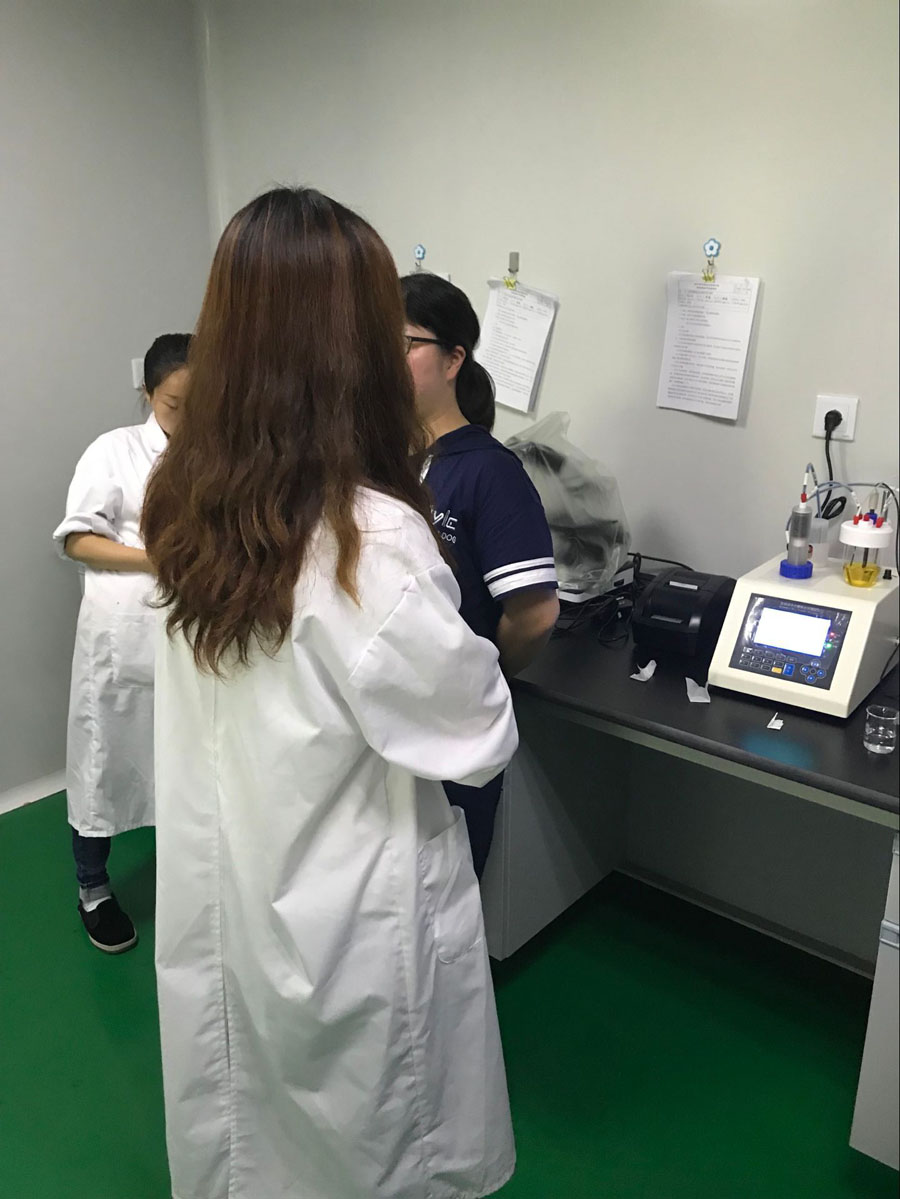 客戶到我公司實地考察卡氏水分測定儀檢測MS膠中的水分 客戶到我公司實地考察卡氏水分測定儀檢測MS膠中的水分